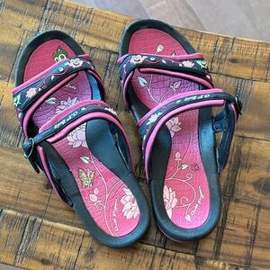 Gold Pigeon, Fuchsia Flowers, Water Sandals 
Size 39